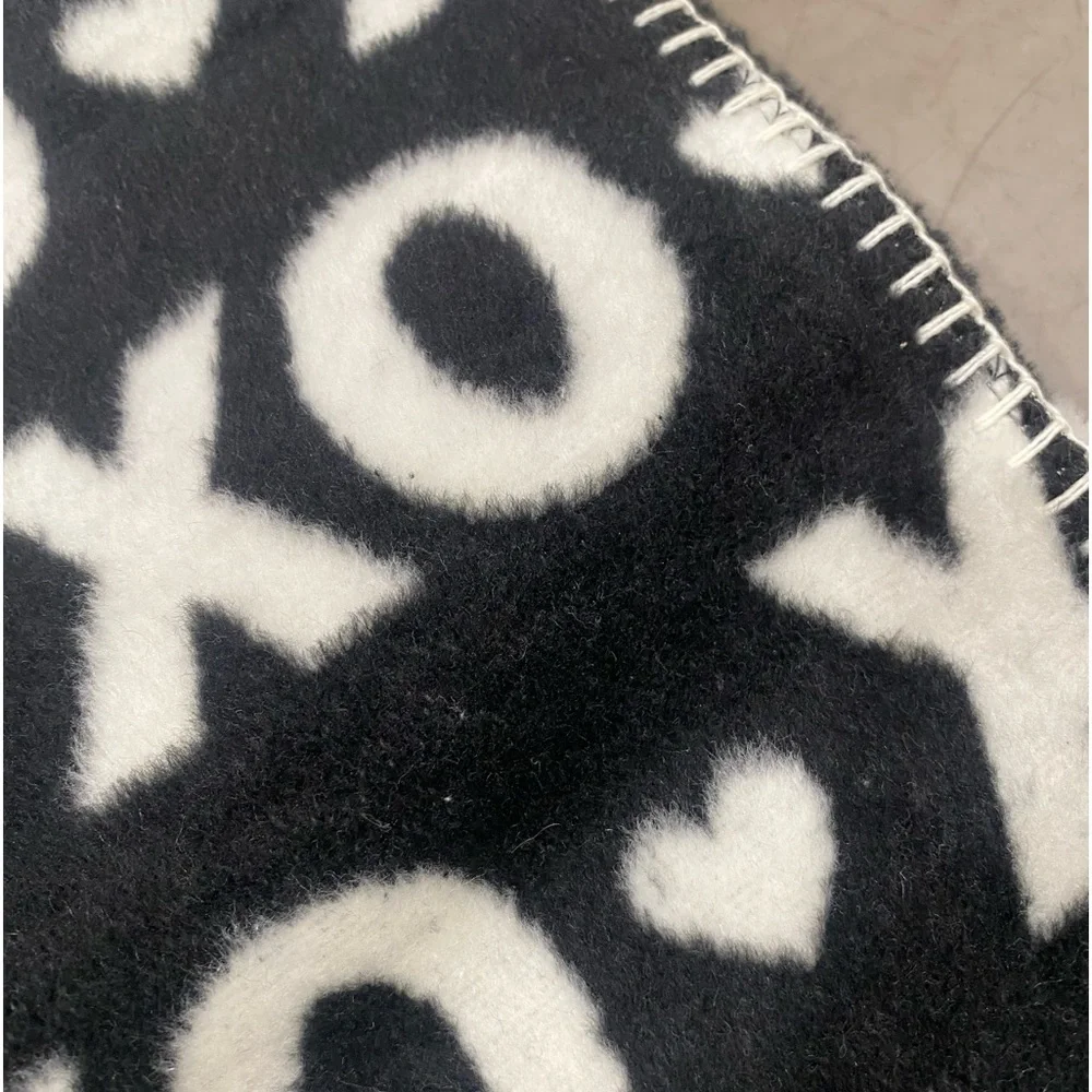 ❌⭕️blanket in black & white! REVERSIBLE w/ top stitching, see pic for details